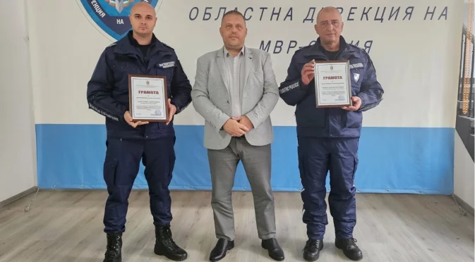 Спасили автобусите от пламъци: Наградиха храбри полицаи