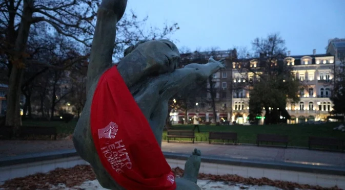 С призив за протест: Женски статуи в София осъмнаха с ленти "Нито една повече" (СНИМКИ)