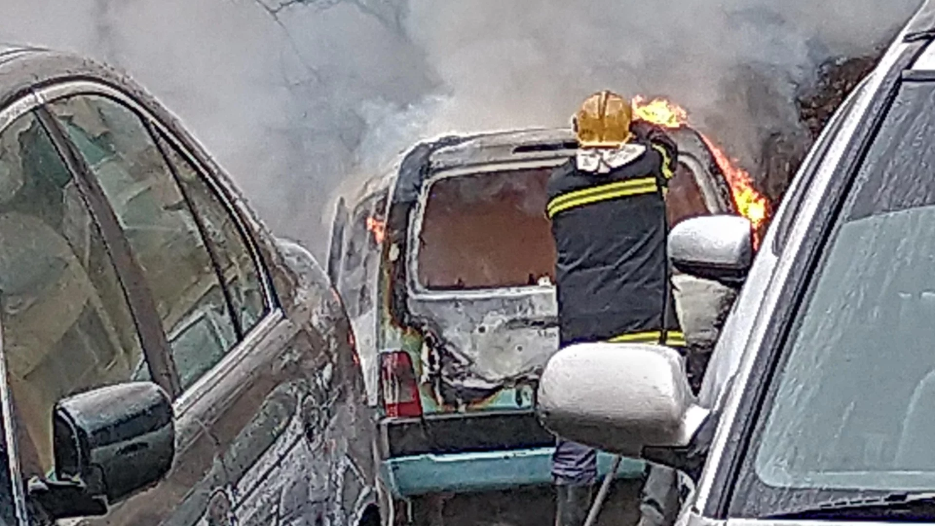 Пожар в автосервиз изпепели две коли, мъж е обгазен