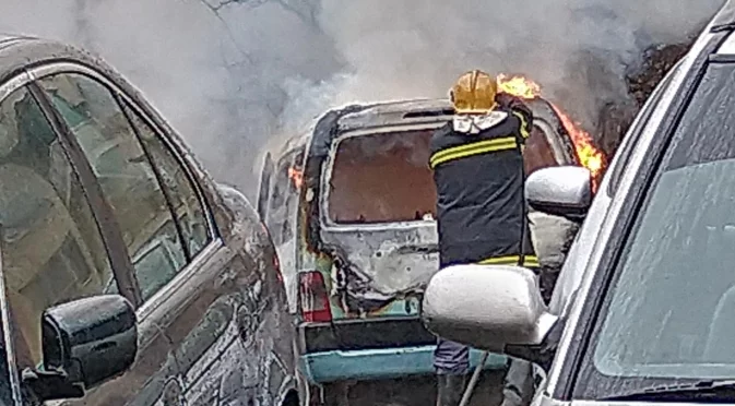 Пожар в автосервиз изпепели две коли, мъж е обгазен