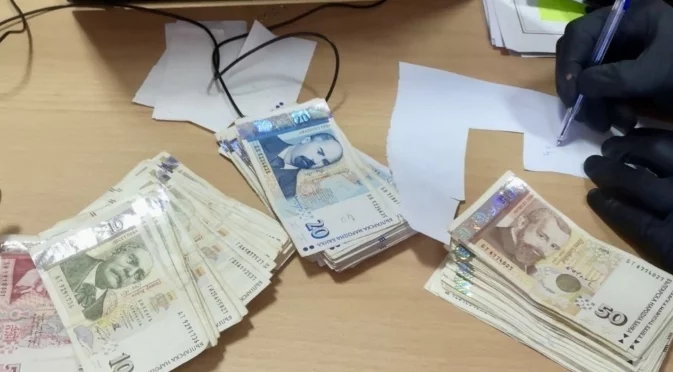 14-годишен задигна чанта с пари. Хванаха го