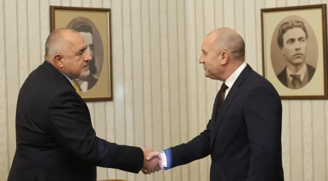 "Някои политици до вчера целуваха украинския флаг, днес ту го махат, ту го връщат - жалка работа": Радев за ГЕРБ