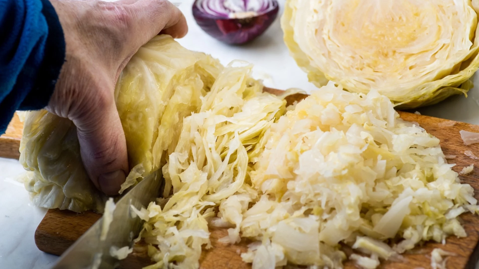 Как да подготвим киселото зеле правилно, за да стане хрупкаво и сочно