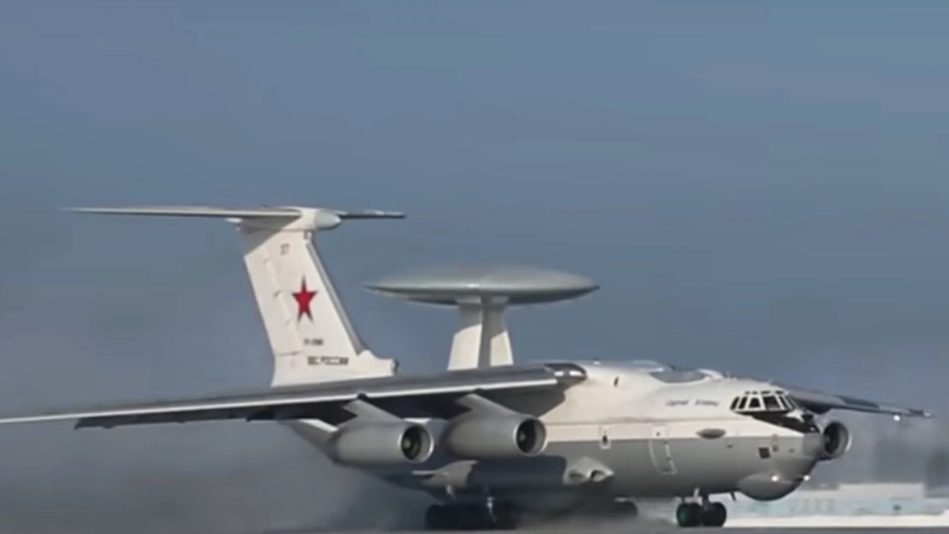 Разбомбен: Още един от най-скъпите руски военни самолети гори. Руска ПВО ракета удари руски жилищен блок (ВИДЕО)