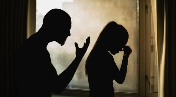 "Посъветва ме сама да сложа край на живота си, за да го направи друг": Разказ на жена за домашното насилие