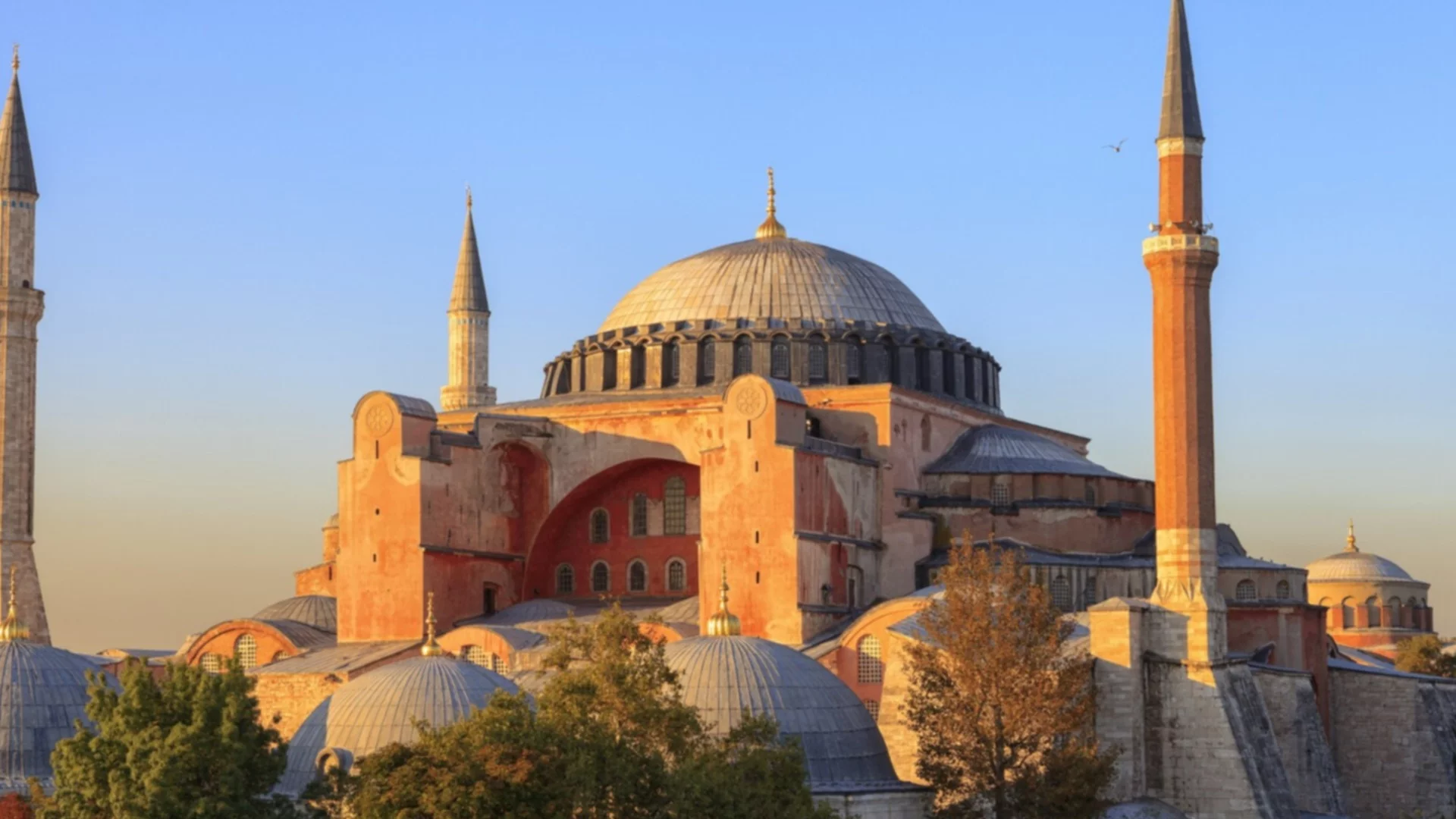 Тежки камиони влязоха в "Света София" в Истанбул (СНИМКИ)