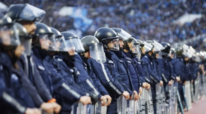 Хулигани на Левски атакували фенклуба на ЦСКА в Монтана, полицията барикадирала "червените" ултраси да не излизат