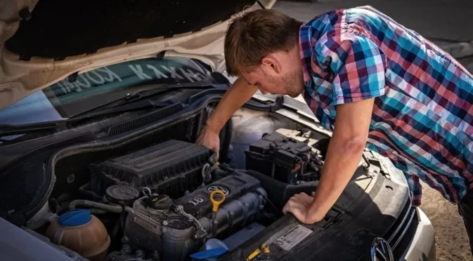 Как лесно и евтино да почистите под капака на автомобила