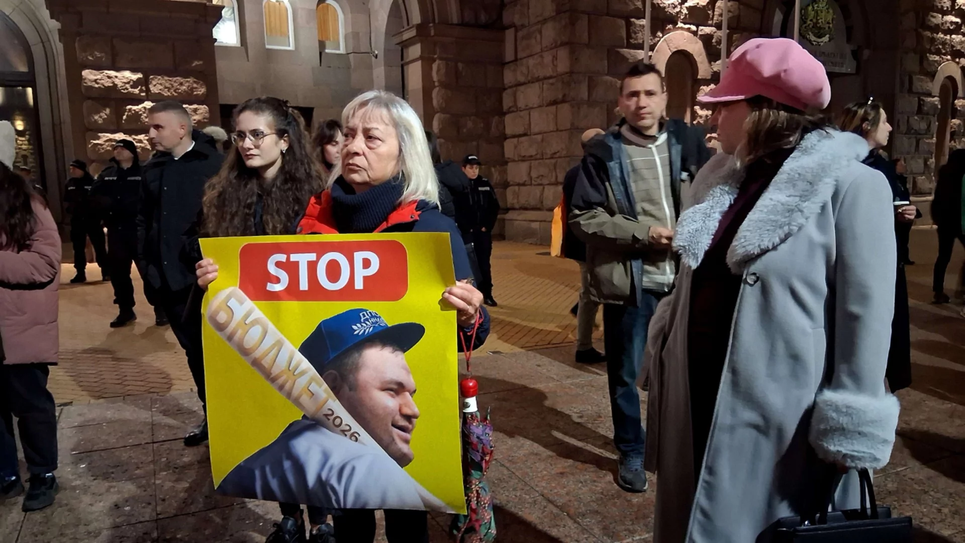 Депутат опита да си тръгне, но бе върнат в парламента от протестиращи (ВИДЕО)