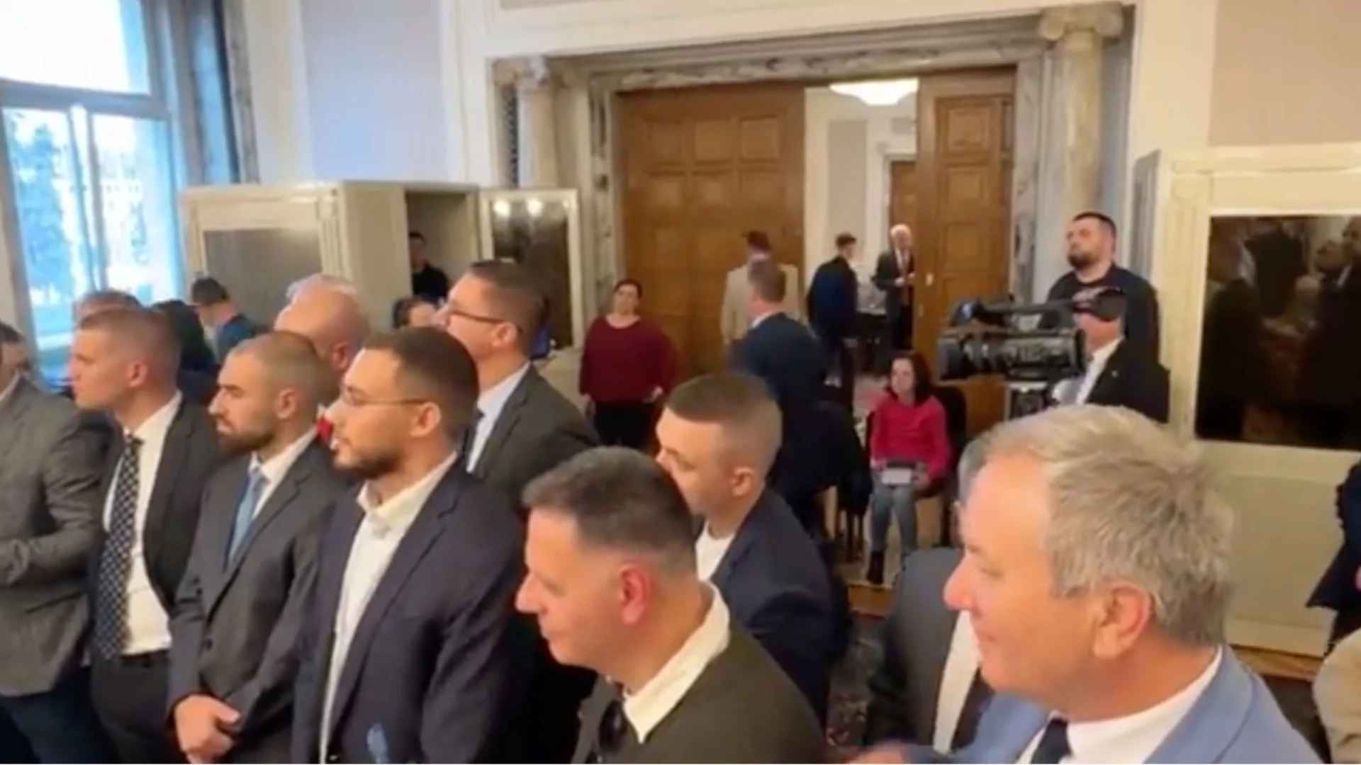 Охрана от НСО влезе в скандалното заседание на бюджетна комисия (ВИДЕО)