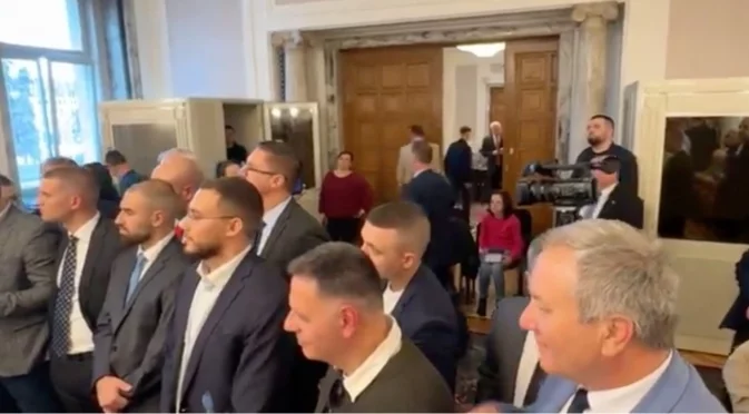 Охрана от НСО влезе в скандалното заседание на бюджетна комисия (ВИДЕО)