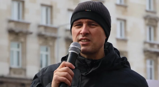 "Благодаря на полицаите, че са изчакали децата": Ивелин Михайлов потвърди, че домът му е обискиран (ВИДЕО)