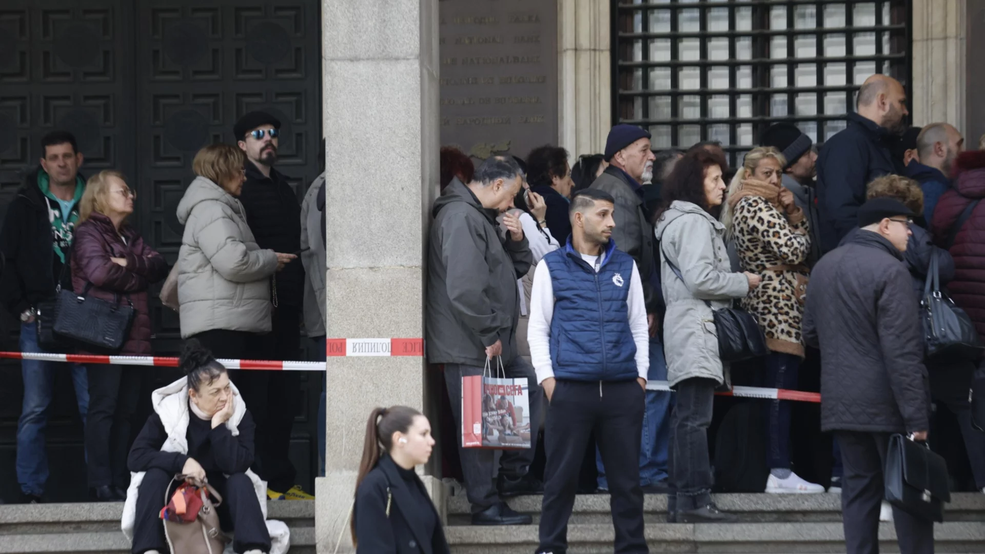 Нетърпеливи: Опашка пред БНБ за обмен на левове в евро (СНИМКИ) 