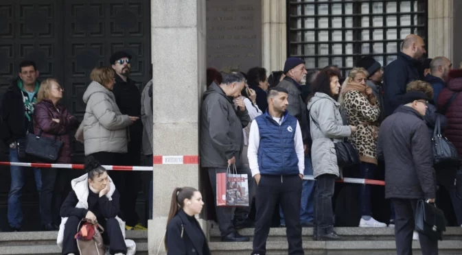 Нетърпеливи: Опашка пред БНБ за обмен на левове в евро (СНИМКИ) 