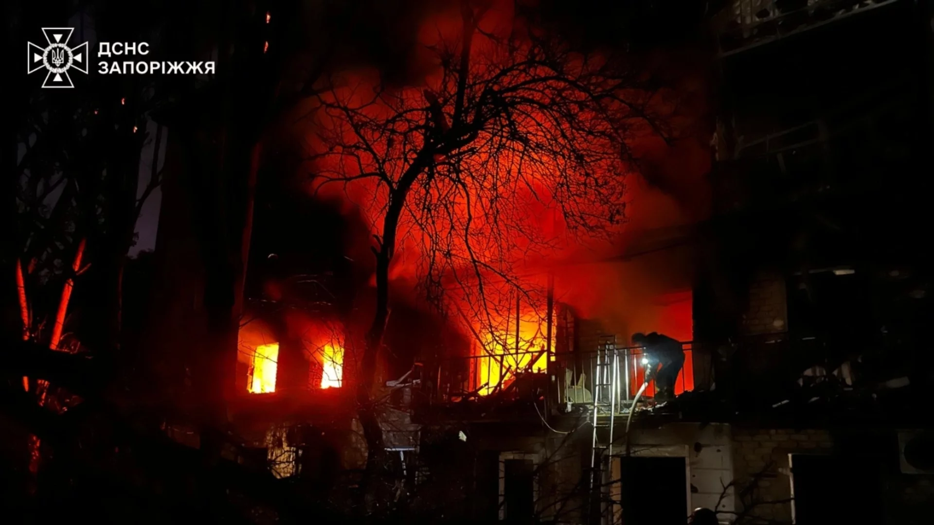 Ранени след руски удари по Запорожие, жилищни блокове са в пламъци (ВИДЕО)