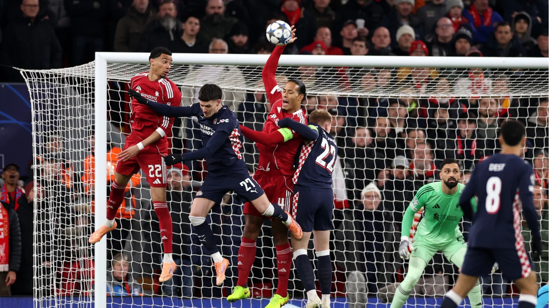 Какво си мислеше Ван Дайк?! Това не е баскетбол - абсурдно подарена дузпа от Ливърпул (ВИДЕО)