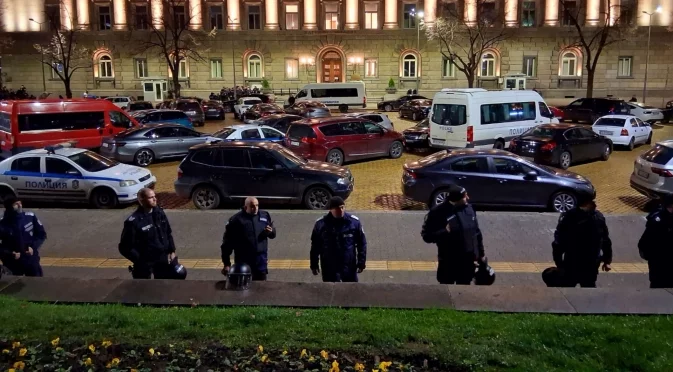 СДВР: Трима полицаи са пострадали на протеста пред парламента