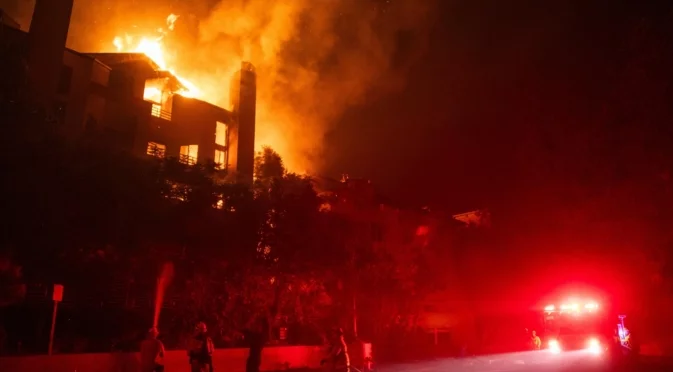 Жертвите от пожара в Хонконг вече са 13 (ВИДЕО)