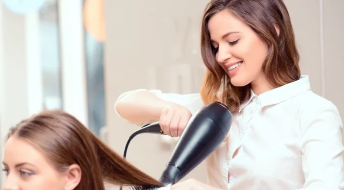 Лунен календар за подстригване и боядисване през декември 2025: Кои са най-добрите дни