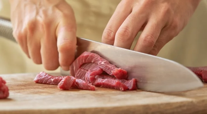 Месото в яхнията ви става жилаво, защото забравяте тази съставка - ключовото правило за 3 супени лъжици