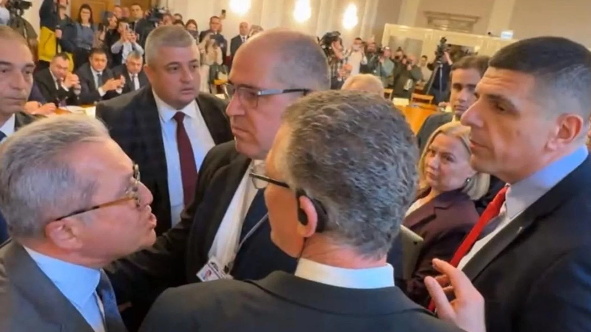 "Извиняваме се на българите за цирка": Тонът в бюджетна комисия се успокои (ВИДЕО)