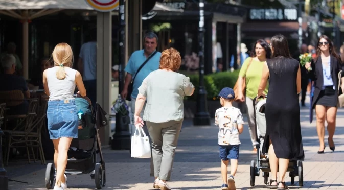 Тристранката в опит да се събере за майчинството