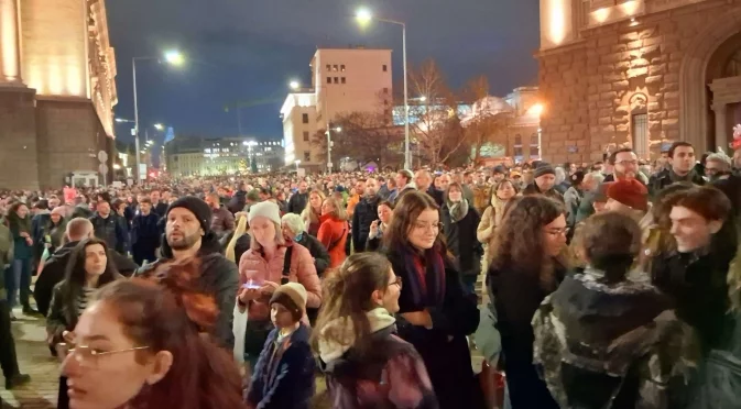 Вместо пиратки срещу полицаите: Жива верига блокира Народното събрание