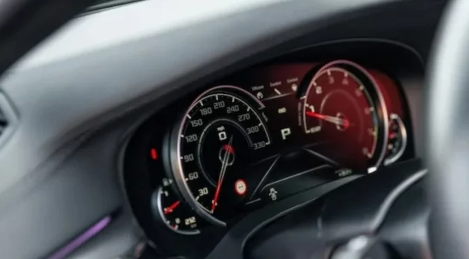 Защо скоростомерите показват повече, отколко колата може да вдигне