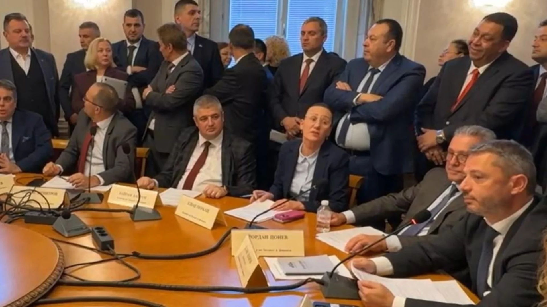 "Тежък случай, да звъннем на 112": Лекарката на парламента дойде с апарат за кръвно на бюджетна комисия (ВИДЕО)