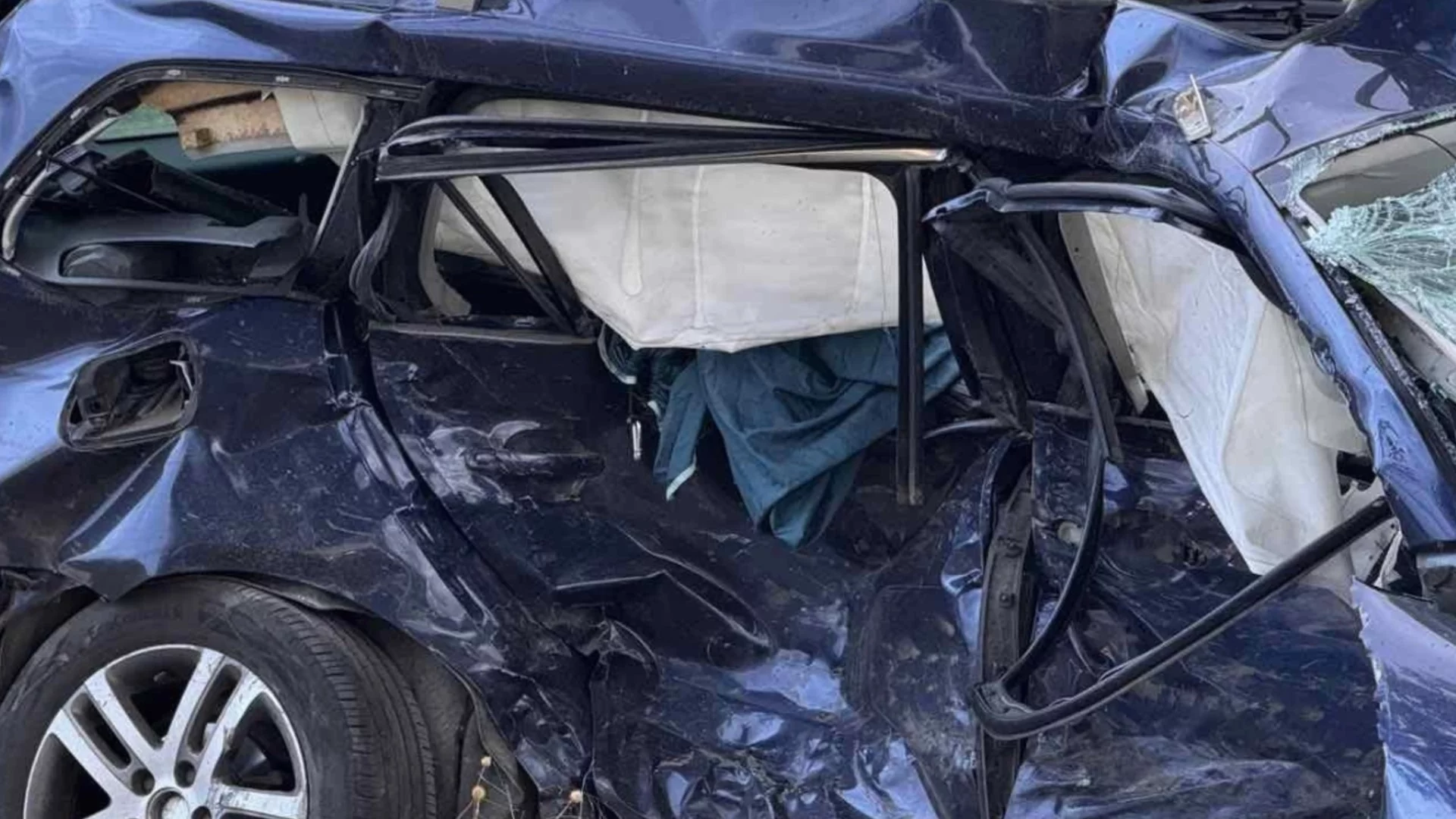 Шофьорът се объркал: Вижте как кола падна в дупка в Хърватия (ВИДЕО)