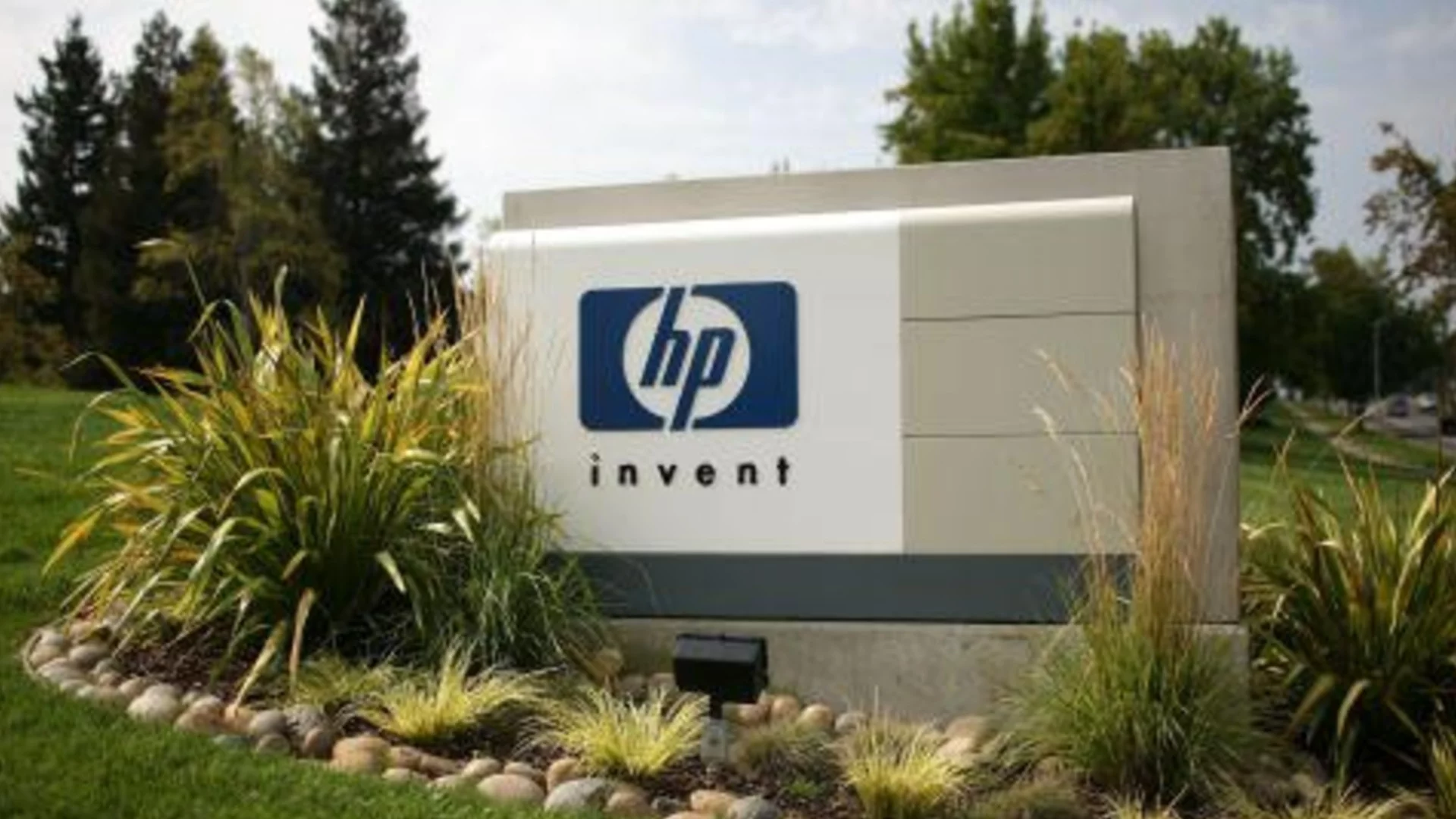 Голяма компания съкращава хиляди работни места заради изкуствения интелект