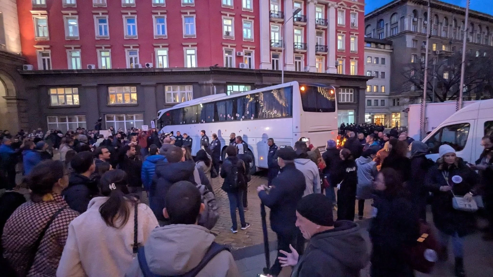Отново бял автобус: Масов протест пред парламента срещу бюджет 2026 (ВИДЕО)