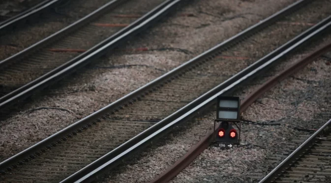 Тежък инцидент в Китай: Влак помете десетки работници