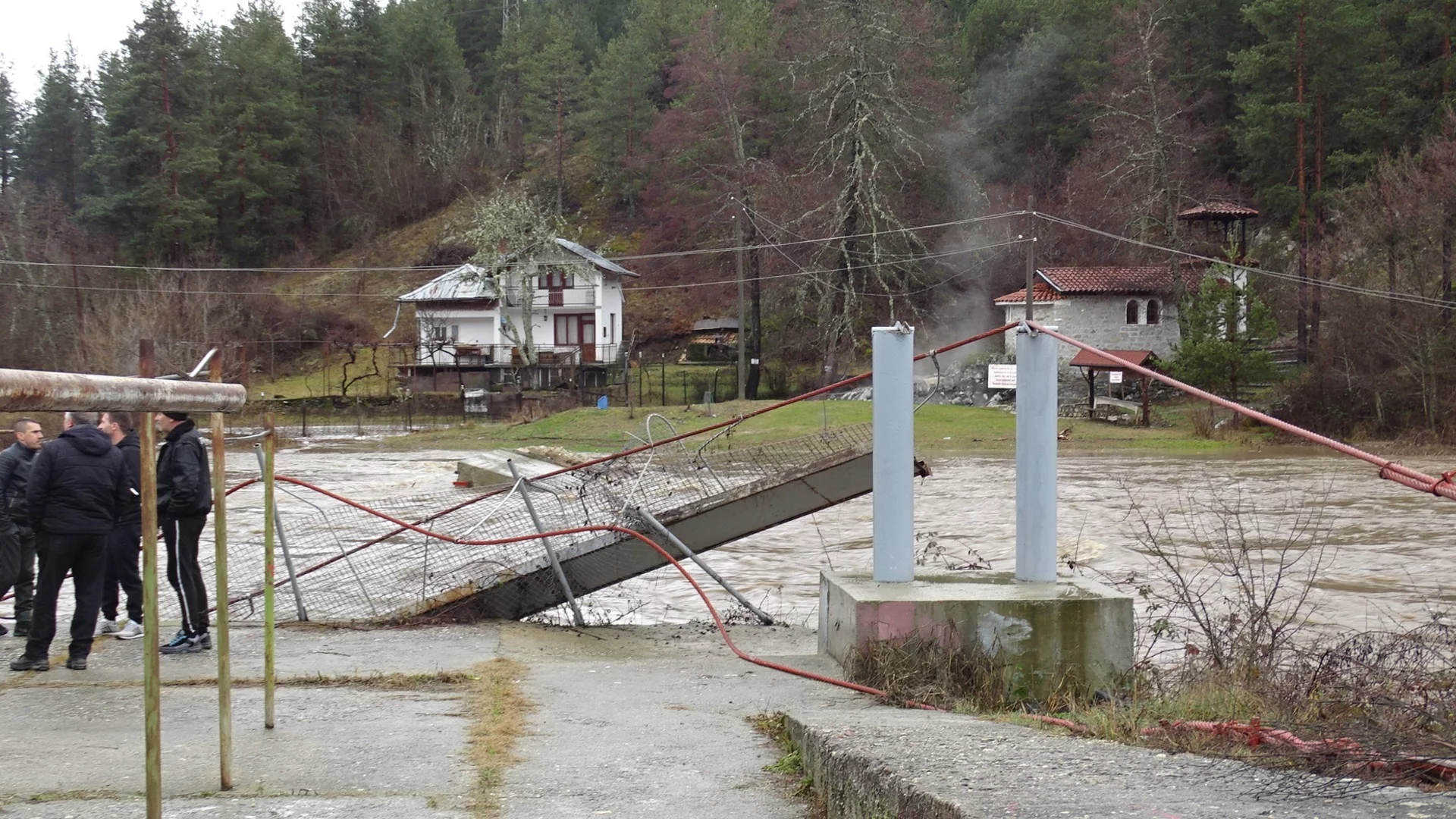 Страх от наводнения: Две реки притесняват властите