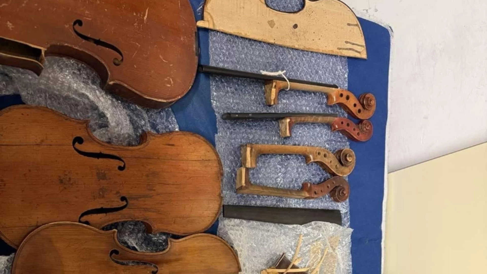 Контрабандни и насипни... цигулки: Мъж ги пренасял нелегално (СНИМКИ)