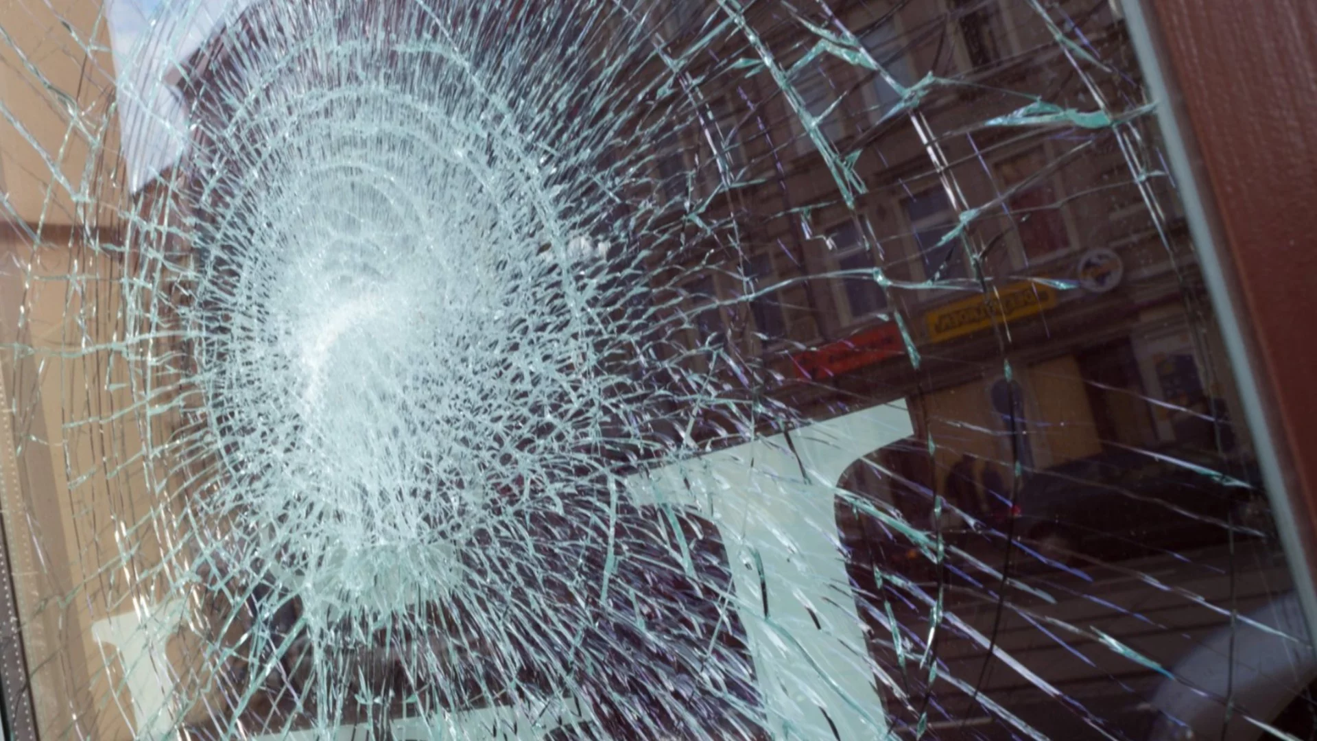 Да загубиш контрол при паркиране: Кола се вряза във витрина (ВИДЕО)