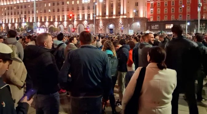 Заради Бюджет 2026: Народната любов и бягството на депутатите (ВИДЕО)