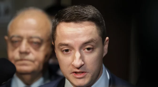 Управляващите си върнаха заводските настройки