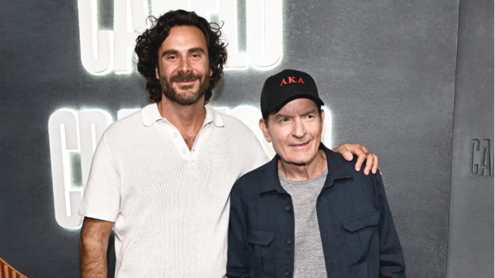 Ново начало: Чарли Шийн има връзка с мъж