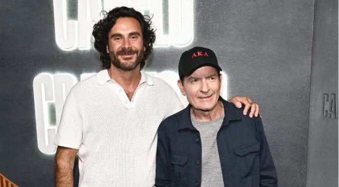 Ново начало: Чарли Шийн има връзка с мъж