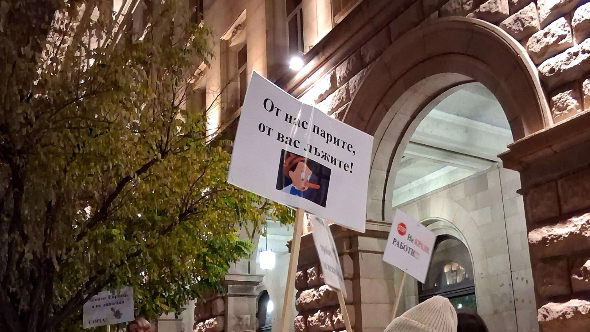 Изиграват ни с Бюджет 2026: Нови осигуровки, коледни пенсии, майчински и пари за безработни