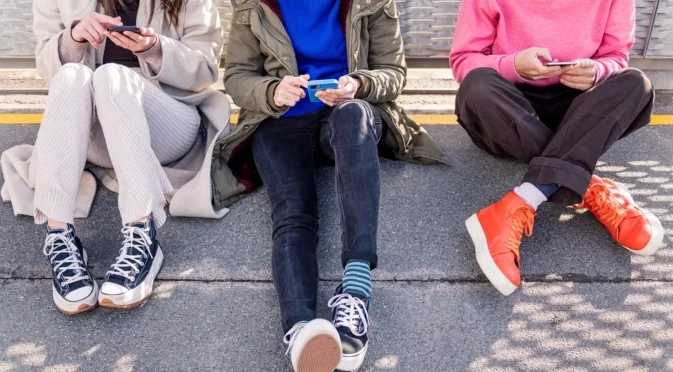 ЕП в защита онлайн: Всички държави да забранят социалните мрежи за деца