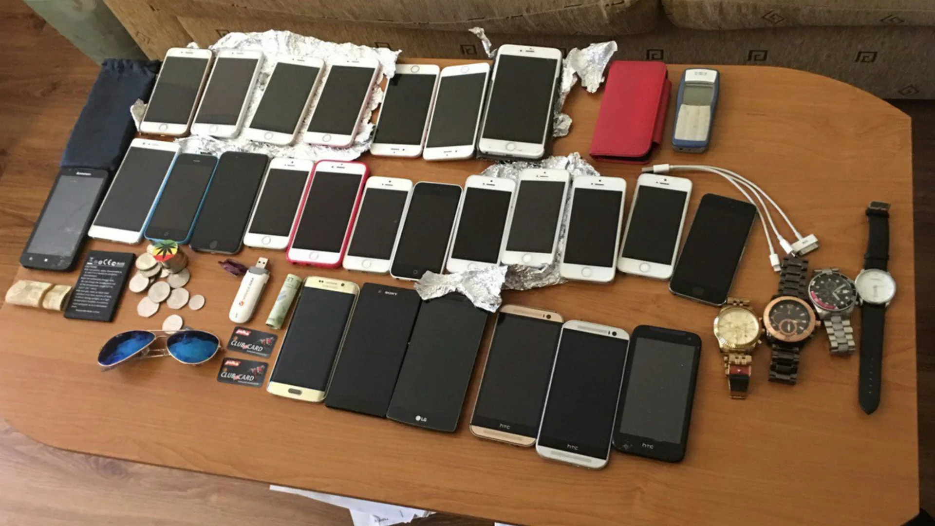 На търг: Митниците предлагат телефони, плочки и пердета