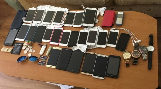 На търг: Митниците предлагат телефони, плочки и пердета