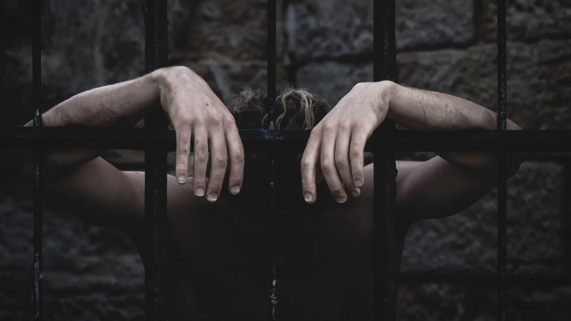 Срязаха решетките и пуснаха чаршафи: Затворници избягаха във Франция (ВИДЕО)