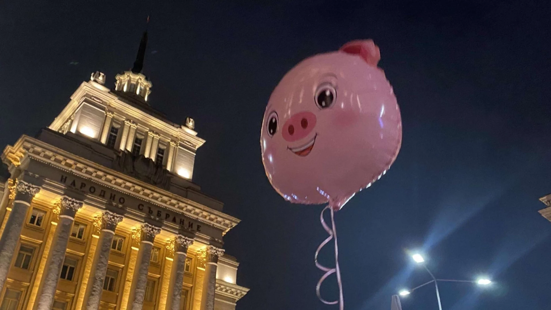 "Същият площад, който махна Пеевски през 2013 г., сега го лиши от бюджета му"