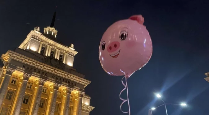 "Същият площад, който махна Пеевски през 2013 г., сега го лиши от бюджета му"