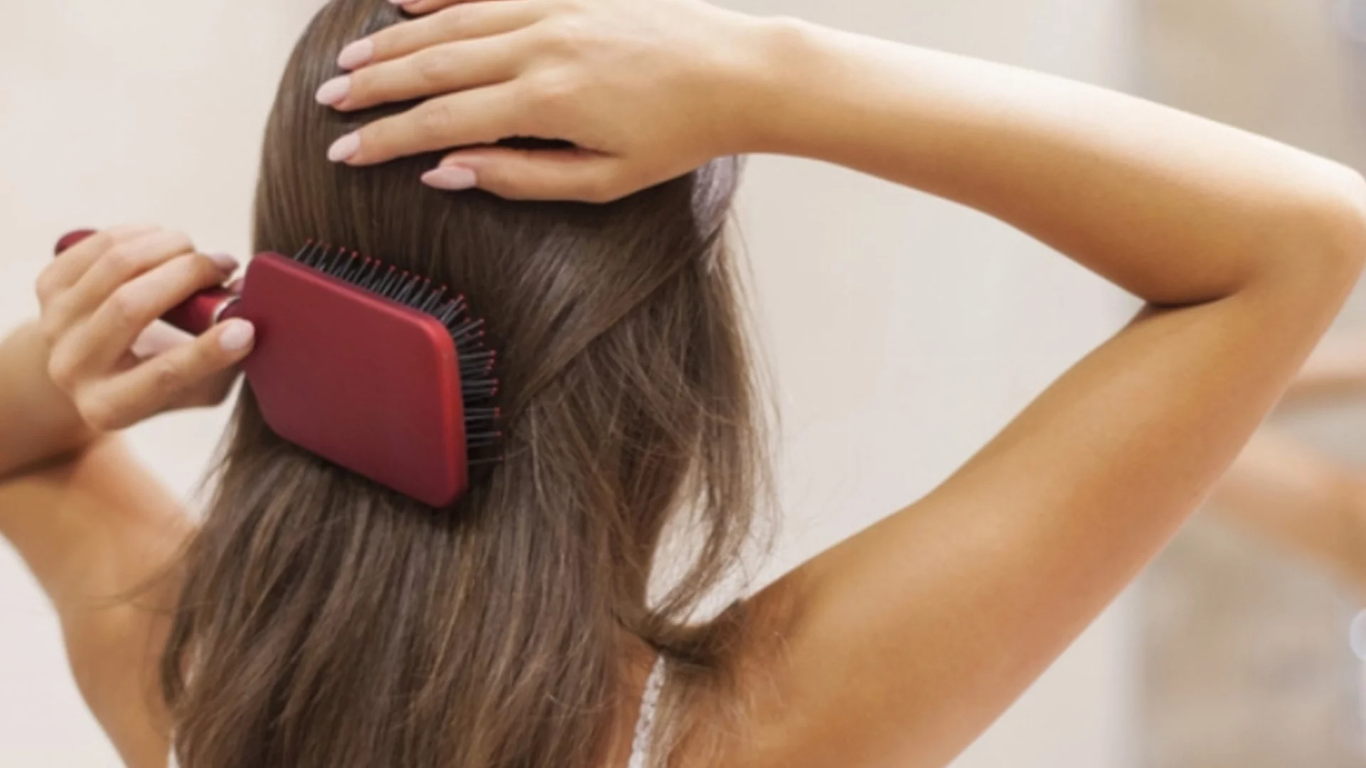 Само 2 капки от това в шампоана спират косопада