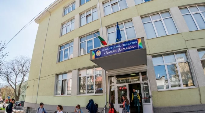 Уникалните училища на България: Профилирана хуманитарна гимназия "Дамян Дамянов", Сливен (СНИМКИ И ВИДЕО)