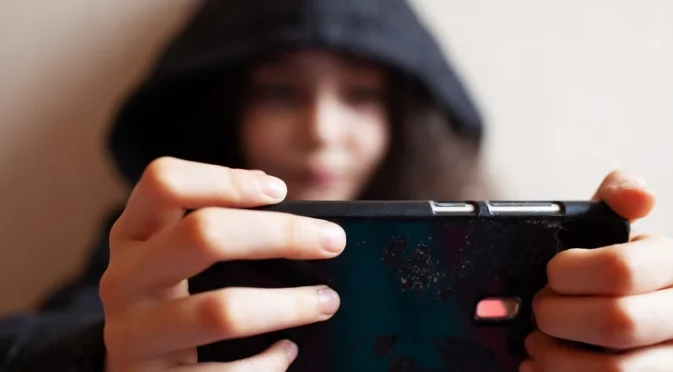 Онлайн заплаха: 10% от децата във Великобритания са изнудвани в мрежата